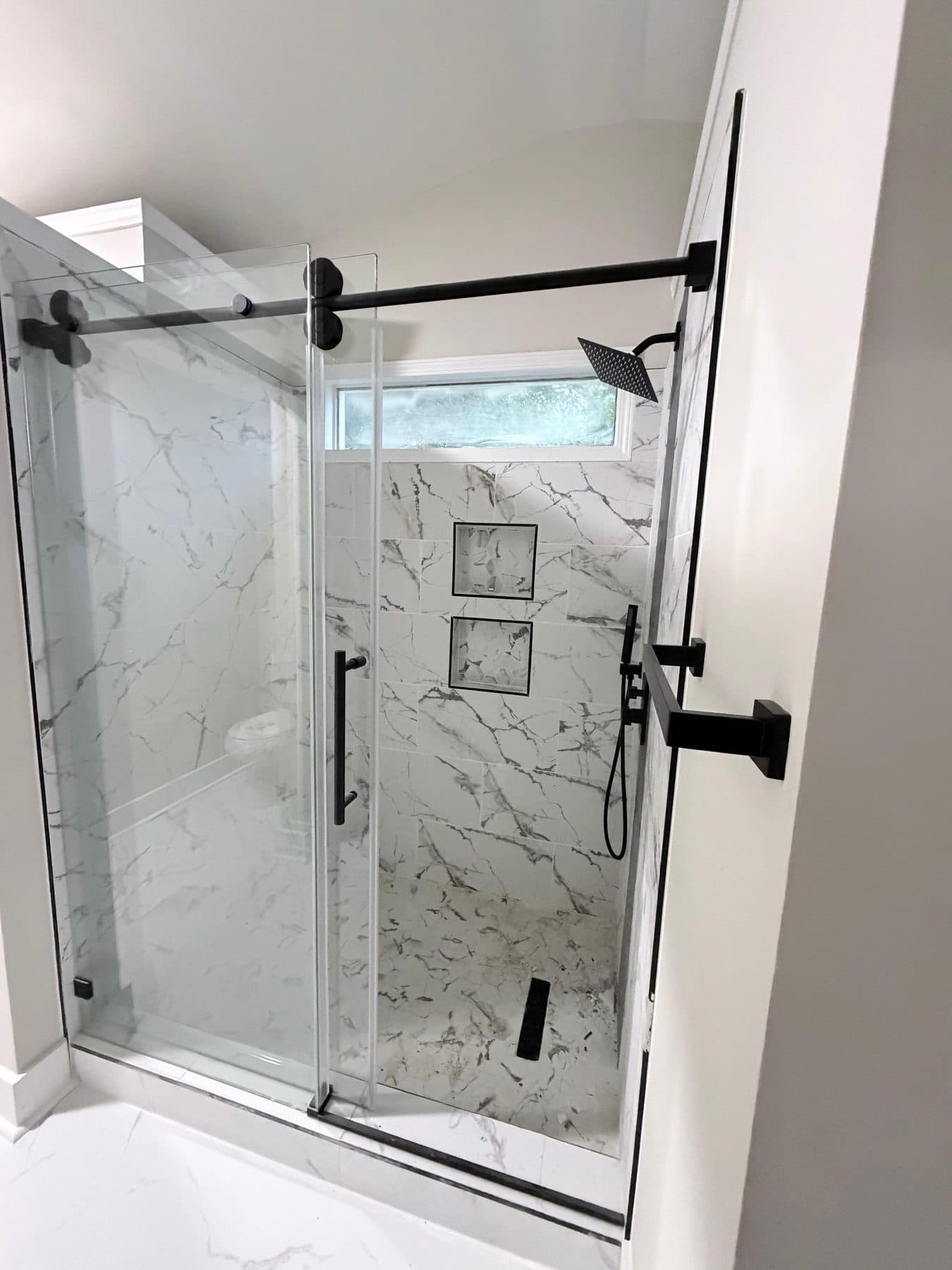 Finished bathroom tile & fixtures