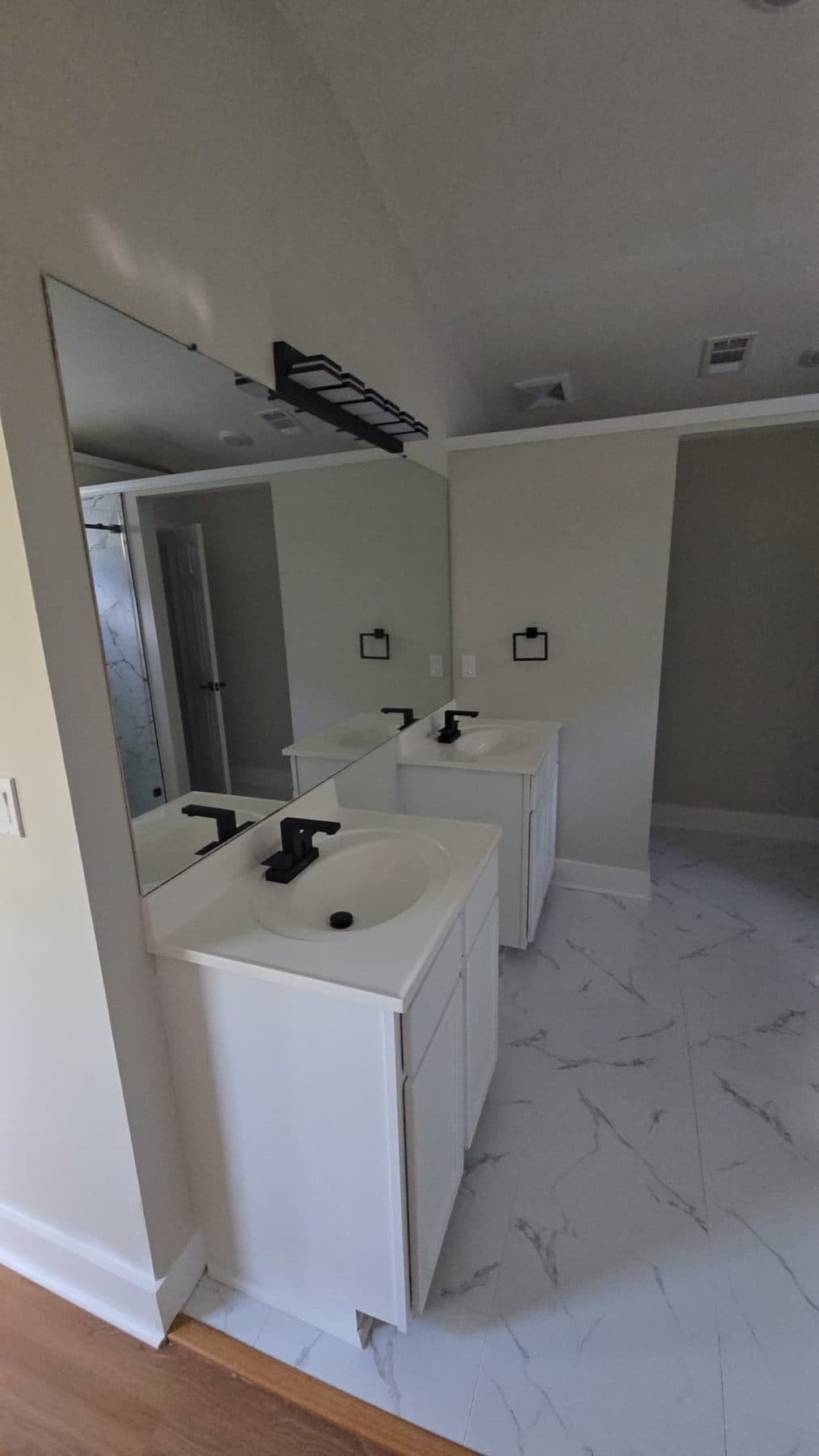 Finished bathroom tile & fixtures